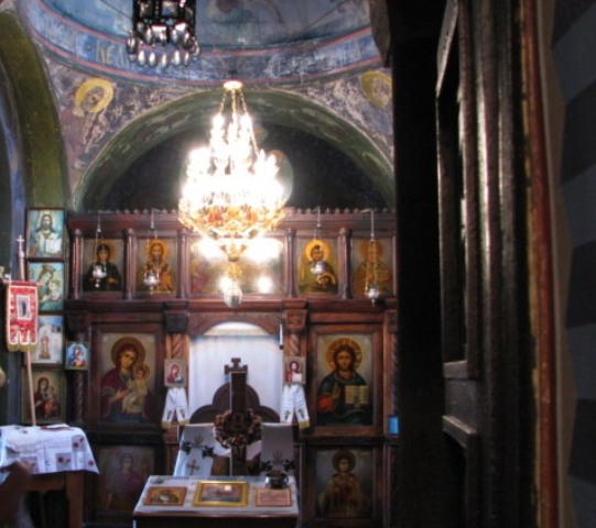 Unutrašnjost manastira sa ikonama