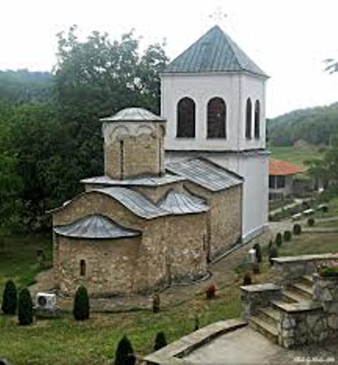 Arhitektura manastira Lipovac - na slici jasno možete razaznati stari deo crkve  od novijeg.
