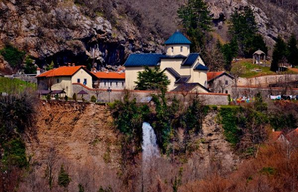 Kod manastira nalazi se vodopad Svetigora